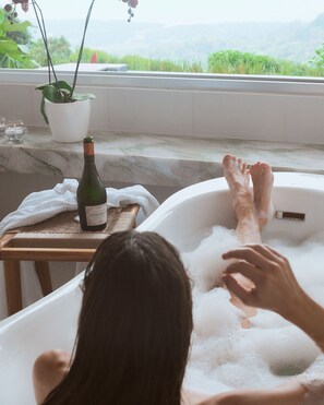 Separate tub and shower, deep soaking tub, rainfall showerhead - Vista Celestial (Bahía Ballena)