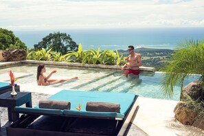 Outdoor pool, an infinity pool, free pool cabanas, pool loungers - Vista Celestial (Bahía Ballena)