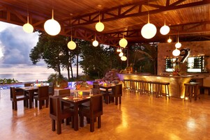 Se sirven desayunos y cocina internacional, junto a la piscina 