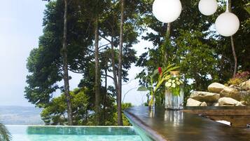 2 bars/lounges, swim-up bar, poolside bar