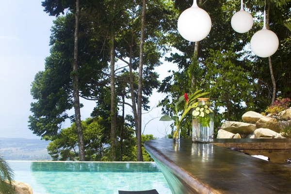2 bars/lounges, swim-up bar, poolside bar