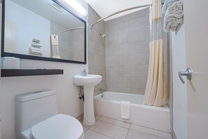 Habitació, 1 llit de matrimoni gran, no fumadors | Bany | Combinació de dutxa i banyera i articles de tocador gratuïts 