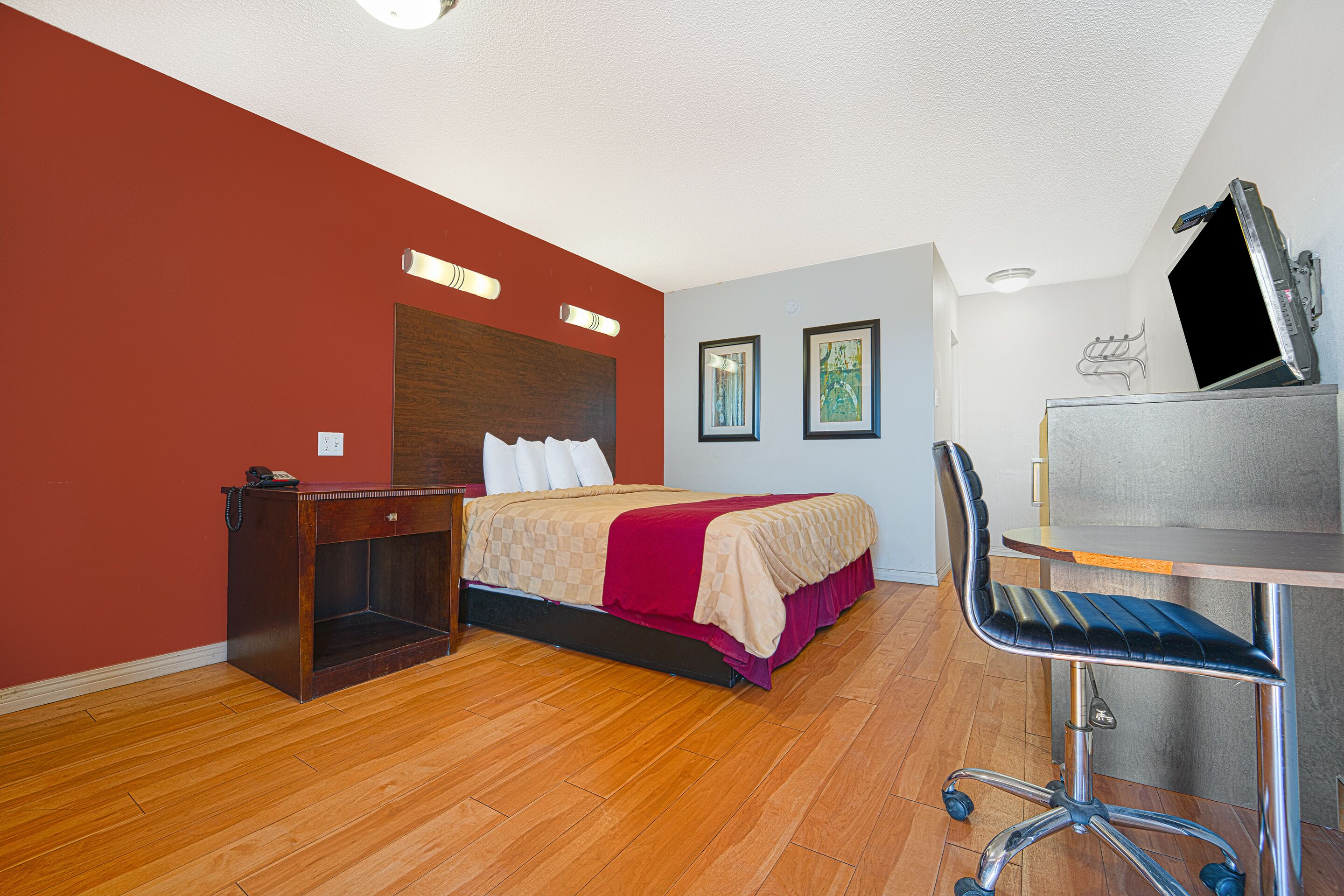 Escritorio, tabla de planchar con plancha, wifi gratis y ropa de cama 