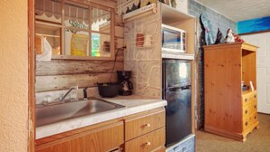 Suite Standar, 2 Tempat Tidur Queen, Bebas Asap Rokok | Dapur pribadi | Mesin pembuat kopi/teh, lemari es, dan microwave