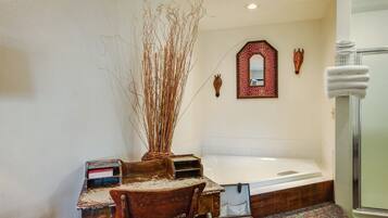 Kamar Deluks, 1 Tempat Tidur King, jet tub | Bathtub spa pribadi