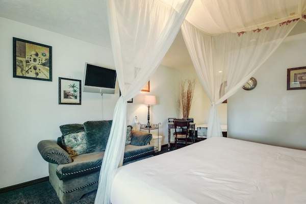 King Suite | Soundproofing, WiFi (free), individually decorated
