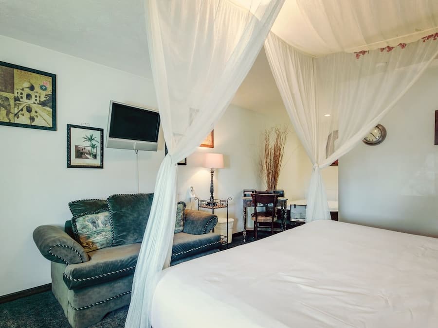 Deluxe Room, 1 King Bed, Jetted Tub | Individually decorated, individually furnished, soundproofing, free WiFi