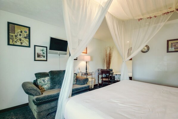 Deluxe-huone, 1 suuri parisänky, poreamme | Yksilöllisesti sisustettu, yksilöllisesti kalustettu, äänieristys