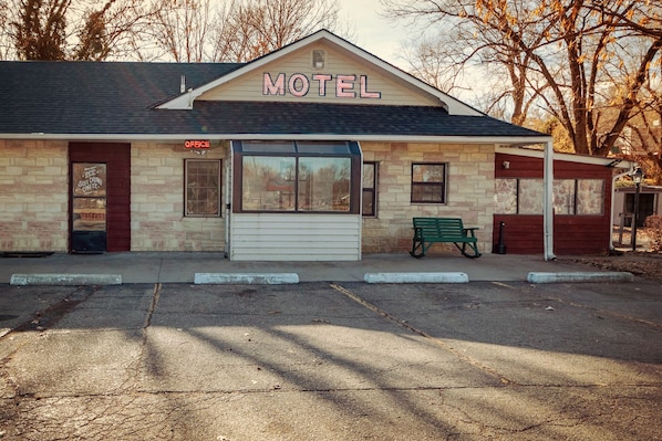 Un motel avec une enseigne indiquant « Motel » au-dessus de l’entrée.