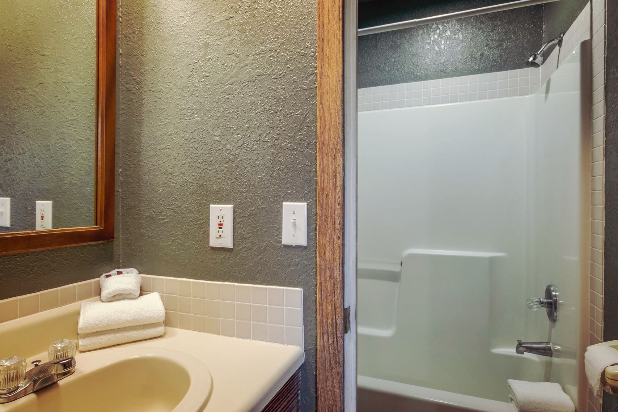 Standard Room, 1 King Bed, Non Smoking | Bathroom