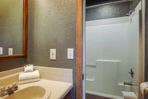 Standard King | Bathroom | Combined shower/tub, free toiletries, towels, soap