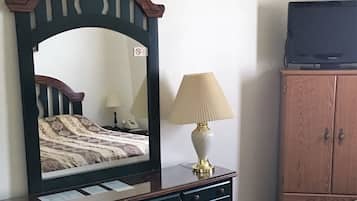 Traditional Room, 1 Queen Bed | Individually decorated, individually furnished, iron/ironing board