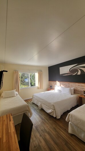 舒适四人房 | 迷你吧、客房内保险箱、办公桌、遮光窗帘