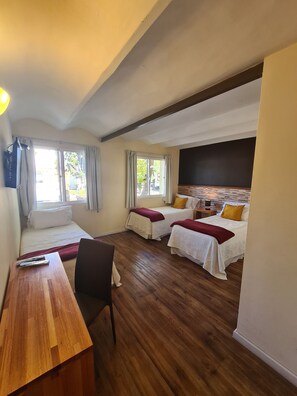 Quarto triplo superior | Frigobar, cofres nos quartos, escrivaninha, cortinas blackout