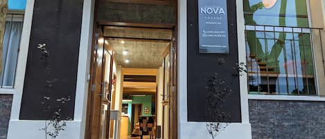 Téléviseur à écran plat de 24 po avec télévision par cùble, téléviseur