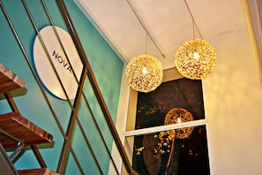 Een trap met een bord waarop 