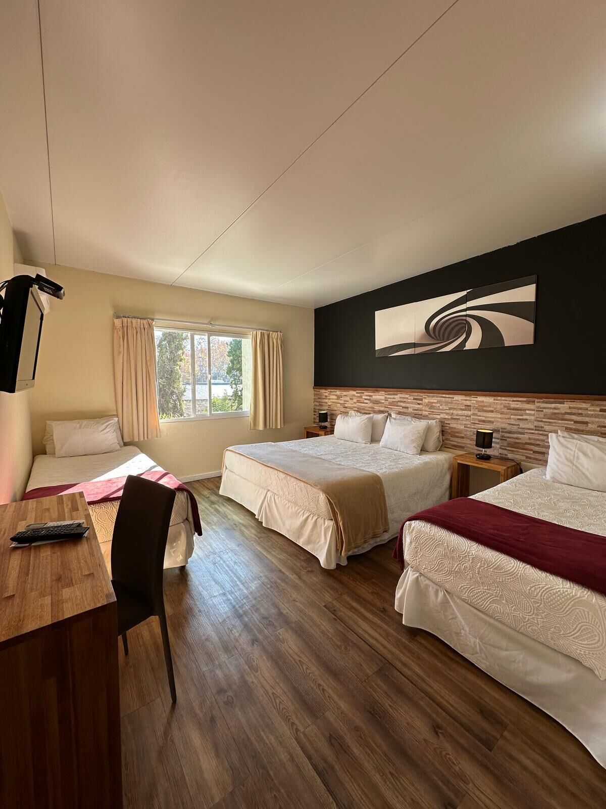 ห้องคอมฟอร์ทสำหรับสี่ท่าน | มินิบาร์, ตู้นิรภัยในห้องพัก, โต๊ะทำงาน, ผ้าม่านกันแสง