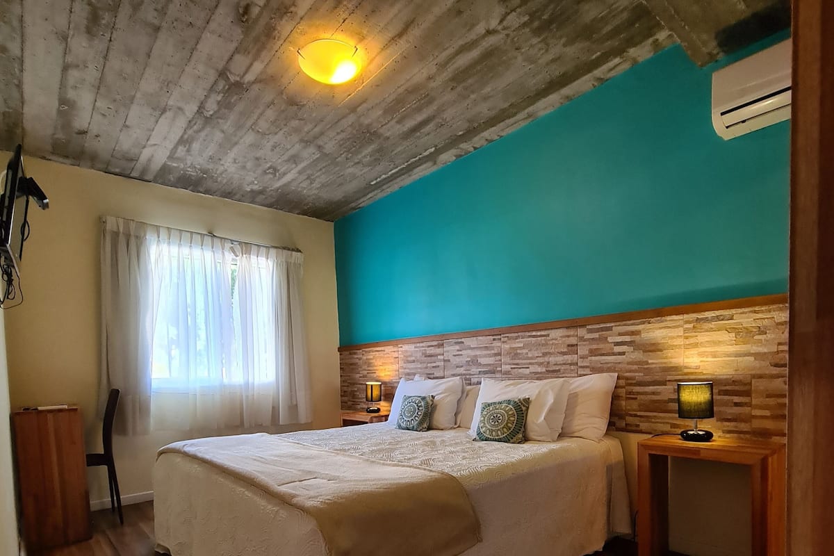 Minibar, caja de seguridad en la habitación y escritorio
