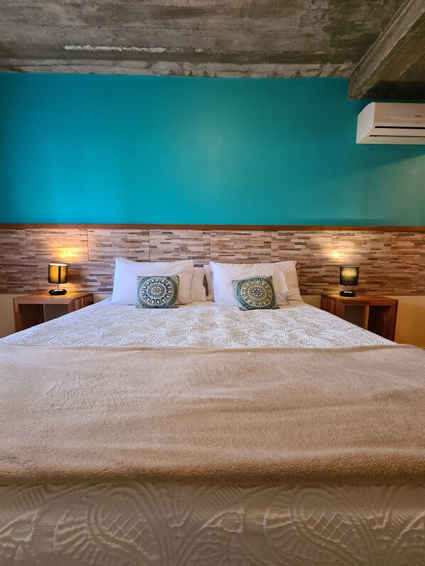 Habitación estándar con 1 cama matrimonial o 2 individuales | Minibar, caja de seguridad en la habitación y escritorio 