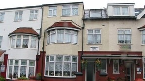 A row of terraced houses with a hotel named "Arendelle Hotel" in the center. - Arendale Hotel (Blackpool)