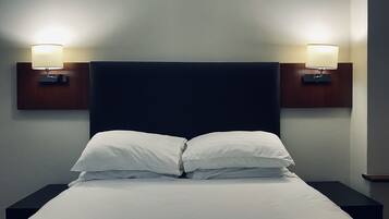 1 habitación, escritorio y espacio para trabajar con laptop