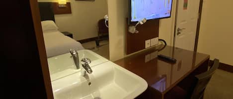 Double Room, Shared Bathroom | Room amenity
