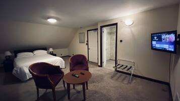 1 habitación, escritorio y espacio para trabajar con laptop