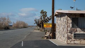 A Boron Motel with a guest truck parking area. - Boron Motel (Boron)