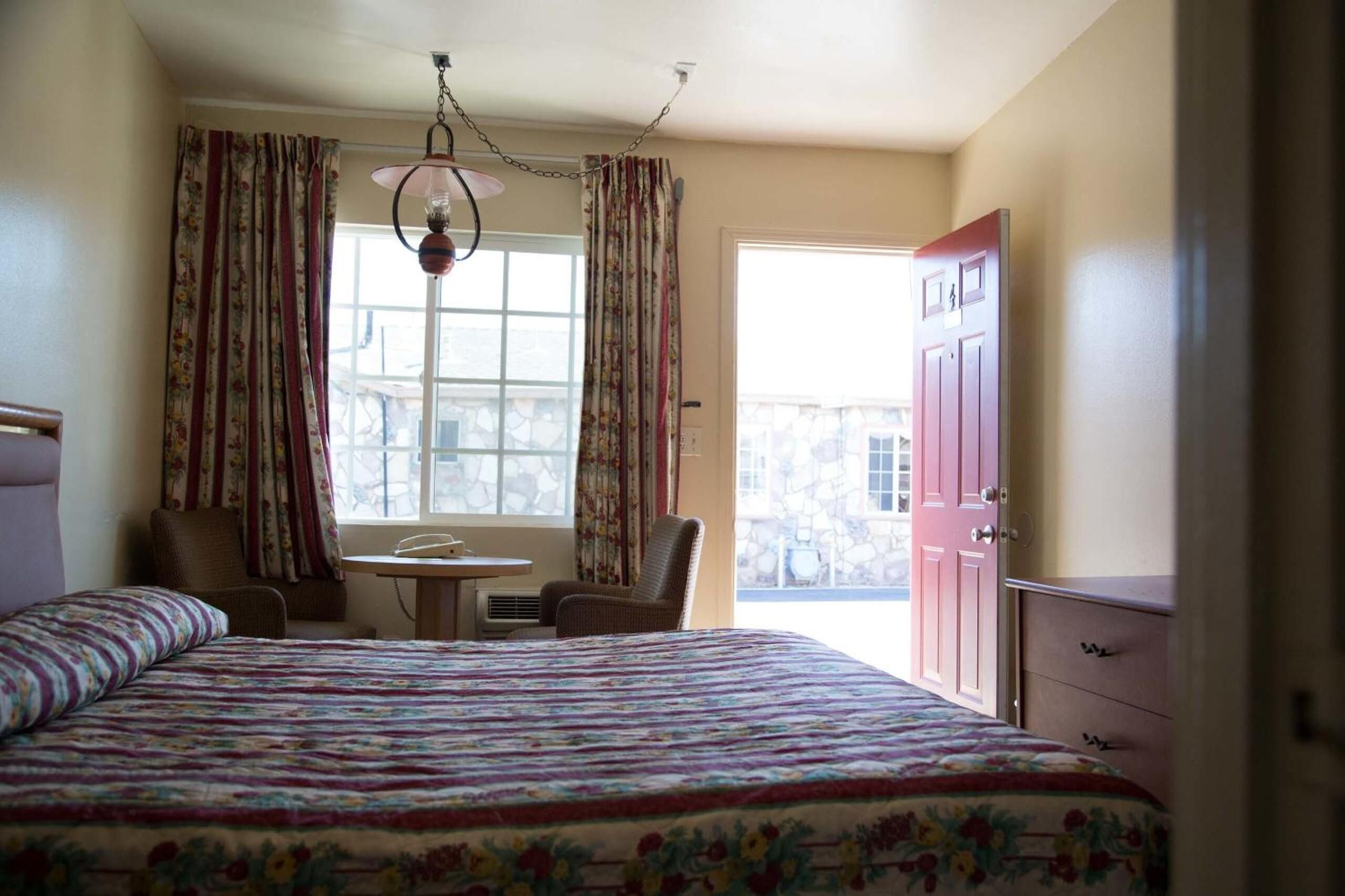 デスク、WiFi (無料)、ベッドシーツ