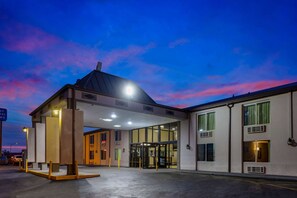 Front of property - evening/night - Motel 6 Indianapolis, IN (Indianapolis)