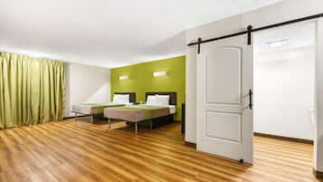 Escritorio, cortinas blackout, cunas y wifi gratis