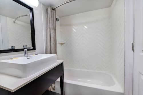 Combined shower/tub, hair dryer, towels