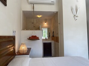 Chambre double, 1 très grand lit, balcon, vue sur le parc | Coffre-fort, décor unique, ameublement unique, rideaux d’obscurcissement
