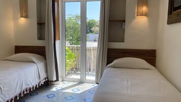 Habitación doble, 2 camas individuales, baño privado, vistas al parque | Caja fuerte, decoración individual, mobiliario individual