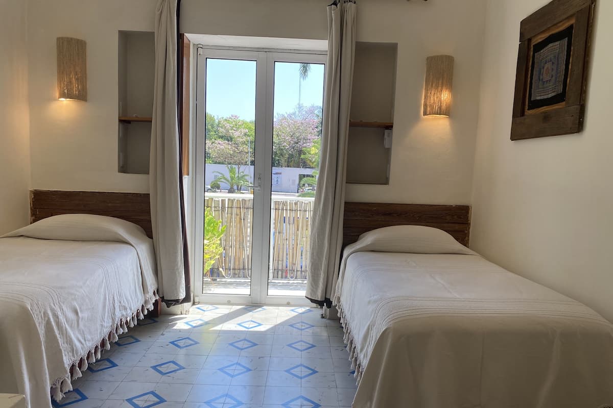Tweepersoonskamer, 2 eenpersoonsbedden, en-suite badkamer, uitzicht op park | Een kluis op de kamer, individueel gedecoreerd, individueel gemeubileerd