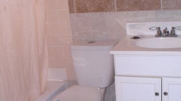 Ensemble douche/baignoire, articles de toilette gratuits, sĂšche-cheveux