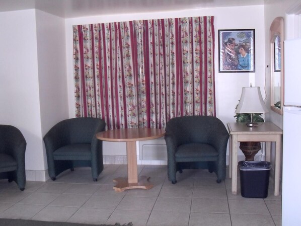 Flat-screen TV - Budget Inn Boron (Boron)