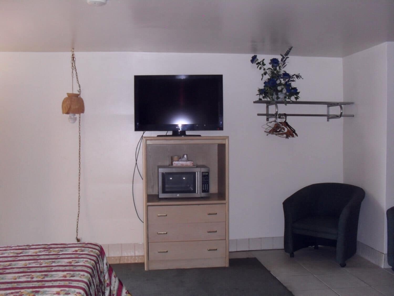 デスク、アイロン / アイロン台、WiFi (無料)、ベッドシーツ