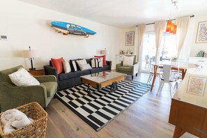 Deluxe-Villa, 2 Queen-Betten | Wohnbereich | 42-Zoll-Flachbildfernseher mit Kabelempfang, Fernseher