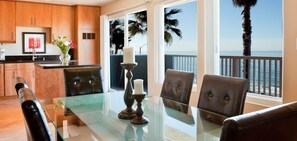 Deluxe Penthouse, 3 Bedrooms, Ocean View | In-room dining - Beachwalk Villas (Carlsbad)