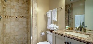 Deluxe Villa, 2 Queen Beds | Bathroom