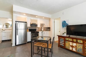 Room 3 1Bdr (Avenue View)  | Living area | 42-inch flat-screen TV with cable channels, TV - Beachwalk Villas (Carlsbad)