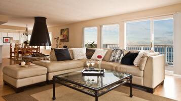 Penthouse Deluxe, 3 phòng ngủ, quang cảnh biển | Khu phòng khách | TV màn hình phẳng 42-inch có truyền hình cáp, TV