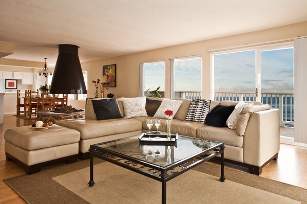 Deluxe Penthouse, 3 Bedrooms, Ocean View | Living area