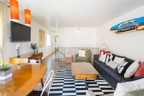 Deluxe-Villa, 2 Queen-Betten | Wohnbereich | 42-Zoll-Flachbildfernseher mit Kabelempfang, Fernseher