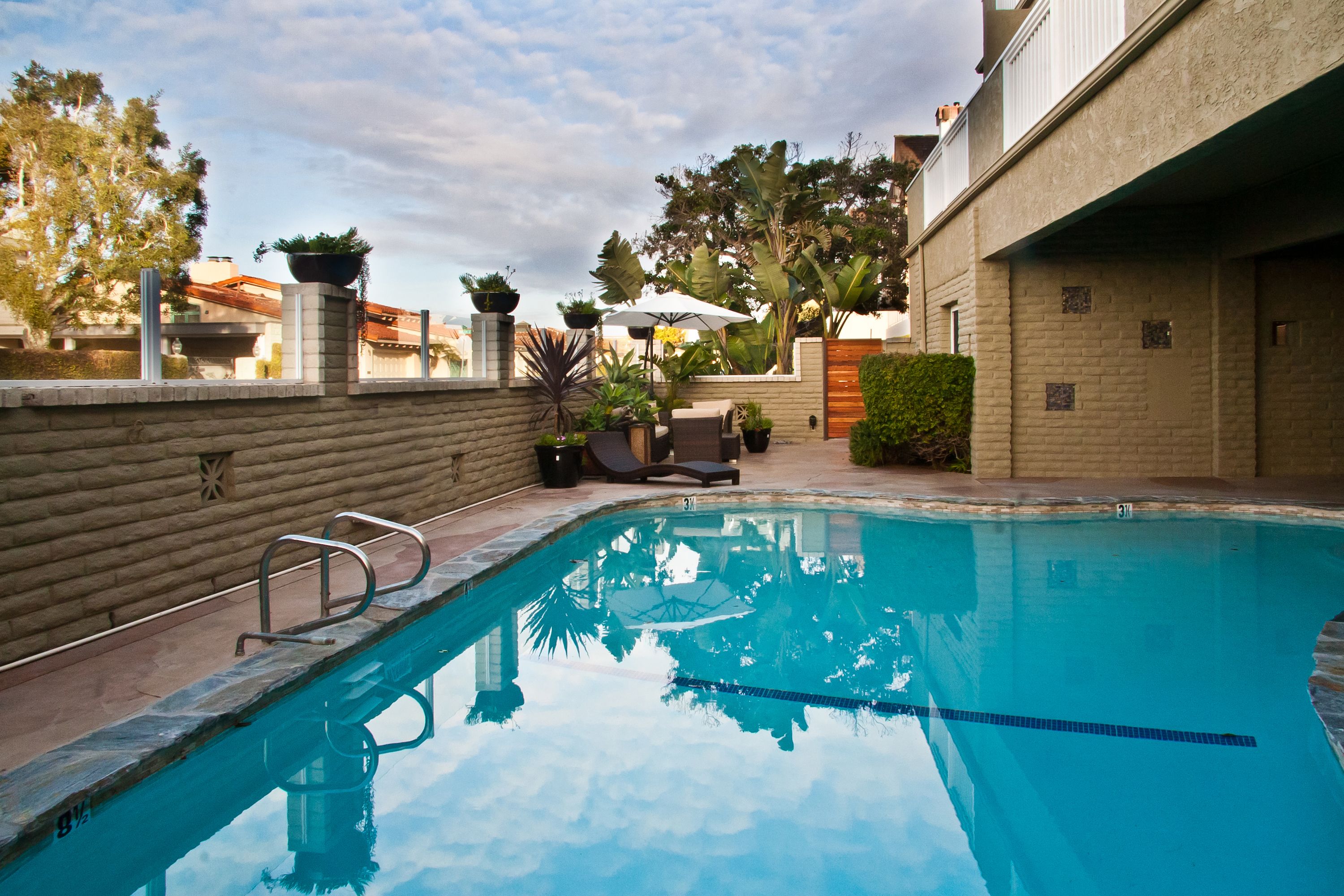 室外泳池；09:00 至 21:00 開放；泳池傘、躺椅