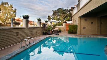 Hồ bơi ngoài trời, mở cửa từ 9:00 đến 21:00, dù/ô trên bãi biển/hồ bơi