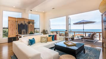 Deluxe Townhome, 2 Bedrooms, Ocean View | Living area