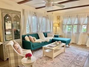 Cottage, 2 Bedrooms, 2 Bathrooms, 1 King and 1 Queen Bed, Kitchen, (Ocean Ridge) | Oppholdsrom | En 43-tommers smart-TV med kabel-kanaler