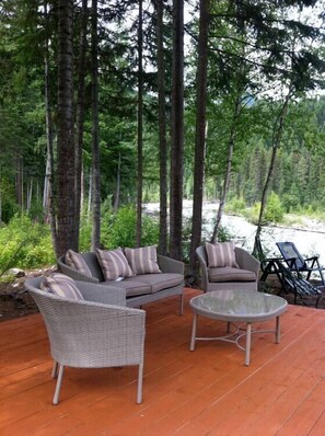 Terrace/patio - Mount Robson Mountain River Lodge (Mount Robson)